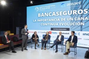 Presentación del Estudio "Bancaseguros. La importancia de un canal en continua evolución" 40